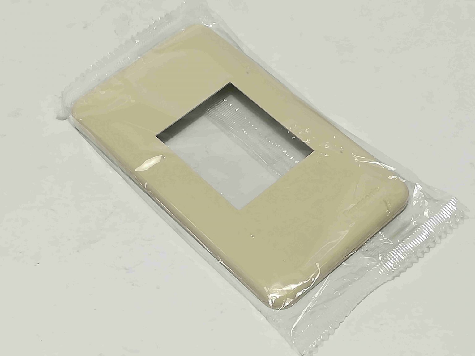 Aircon Outlet Plate 1 Device with Strap Arizona Integrated Technology